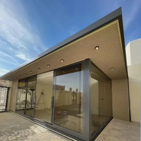 مجلس خارجي مصنوع من الساندوش بنل والحديد والأسمنت بورد بالرياض 